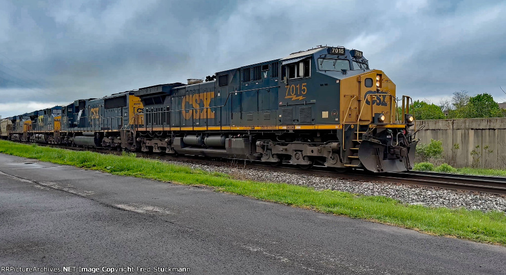 CSX 7015 leads M370.